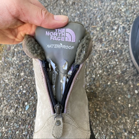 North Face Water Proof Girl’s 4 Hiking boots, Black/Tan - Picture 7 of 10